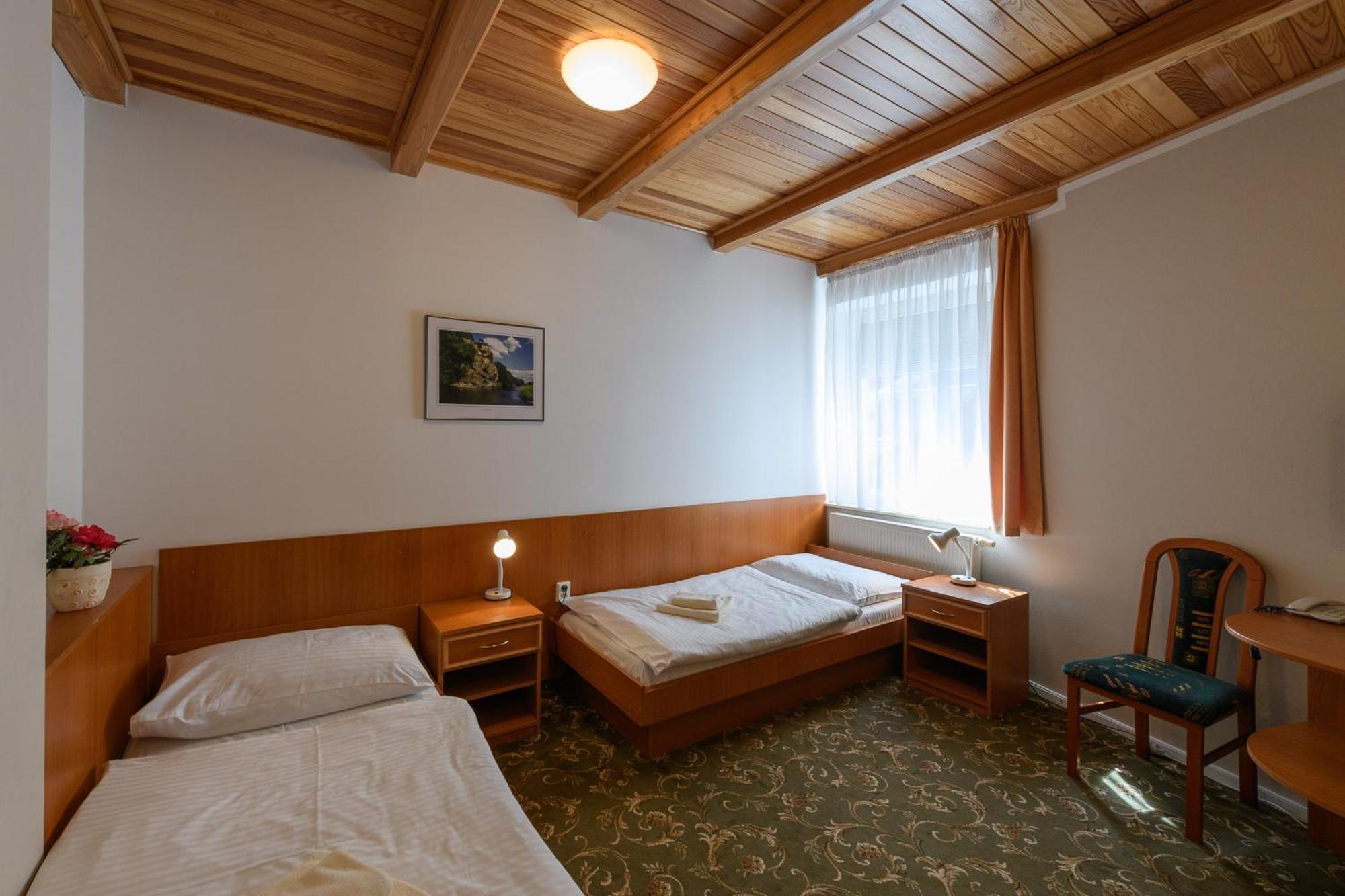 Sport-V-Hotel Хротовице Экстерьер фото