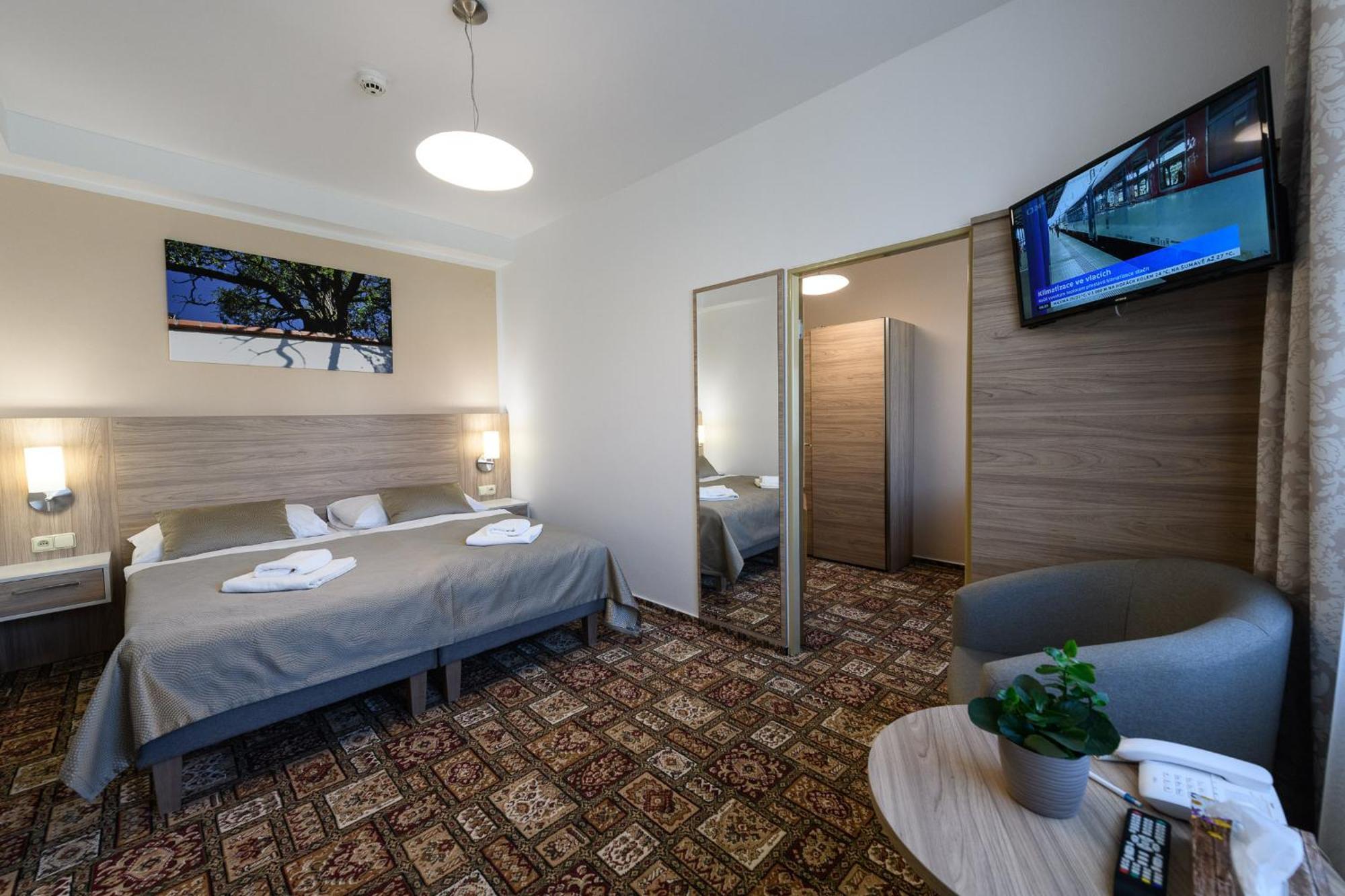 Sport-V-Hotel Хротовице Экстерьер фото