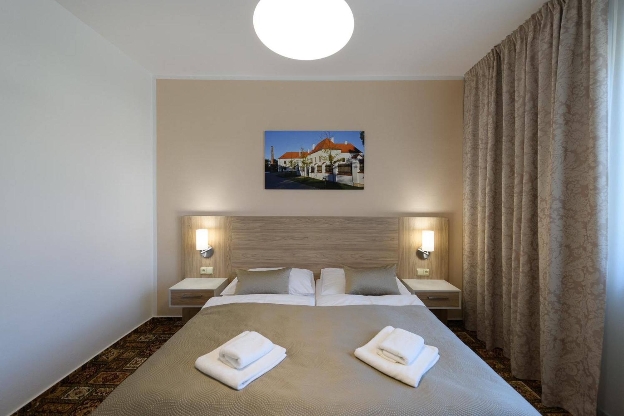 Sport-V-Hotel Хротовице Экстерьер фото